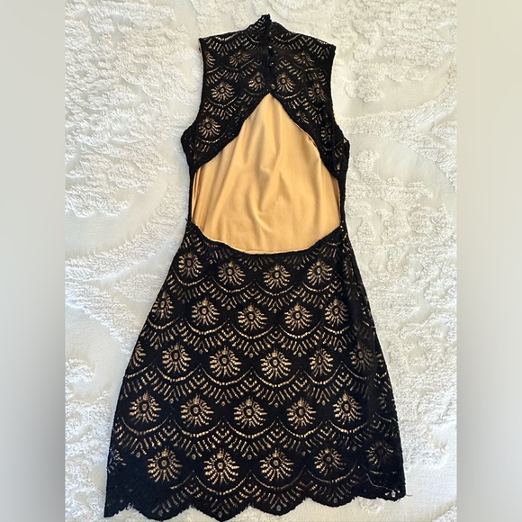 GORGEOUS BLACK LACE MOCK TURTLE MINI-DRESS W/CUT-OUT BACK & BUTTON DETAILS, SZ S - Picture 2 of 6